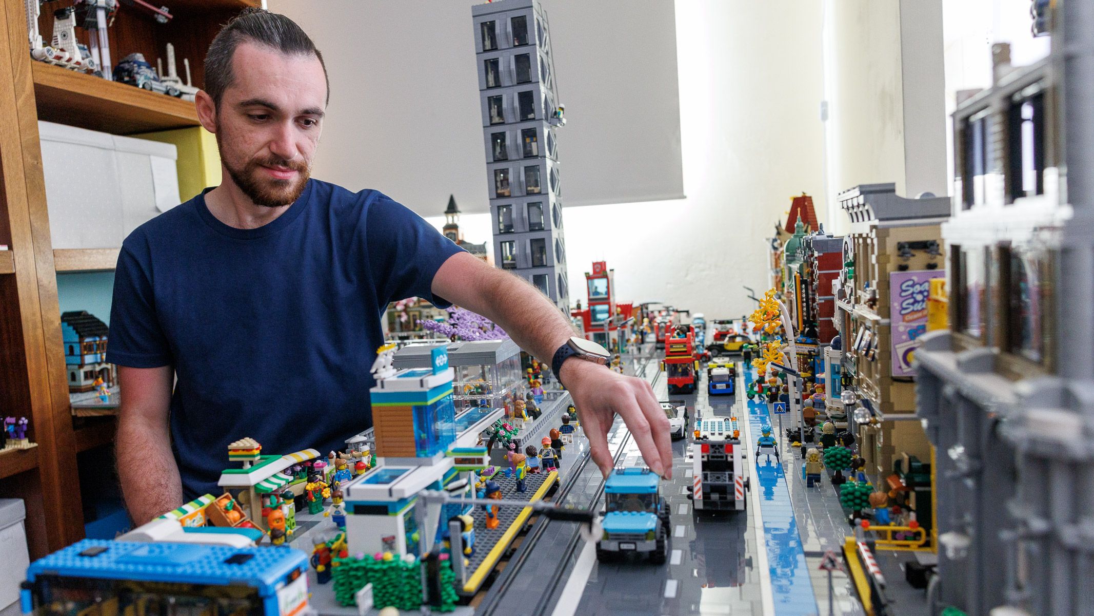 David Sarmiento, junto a una zona concreta de su ciudad en miniatura.