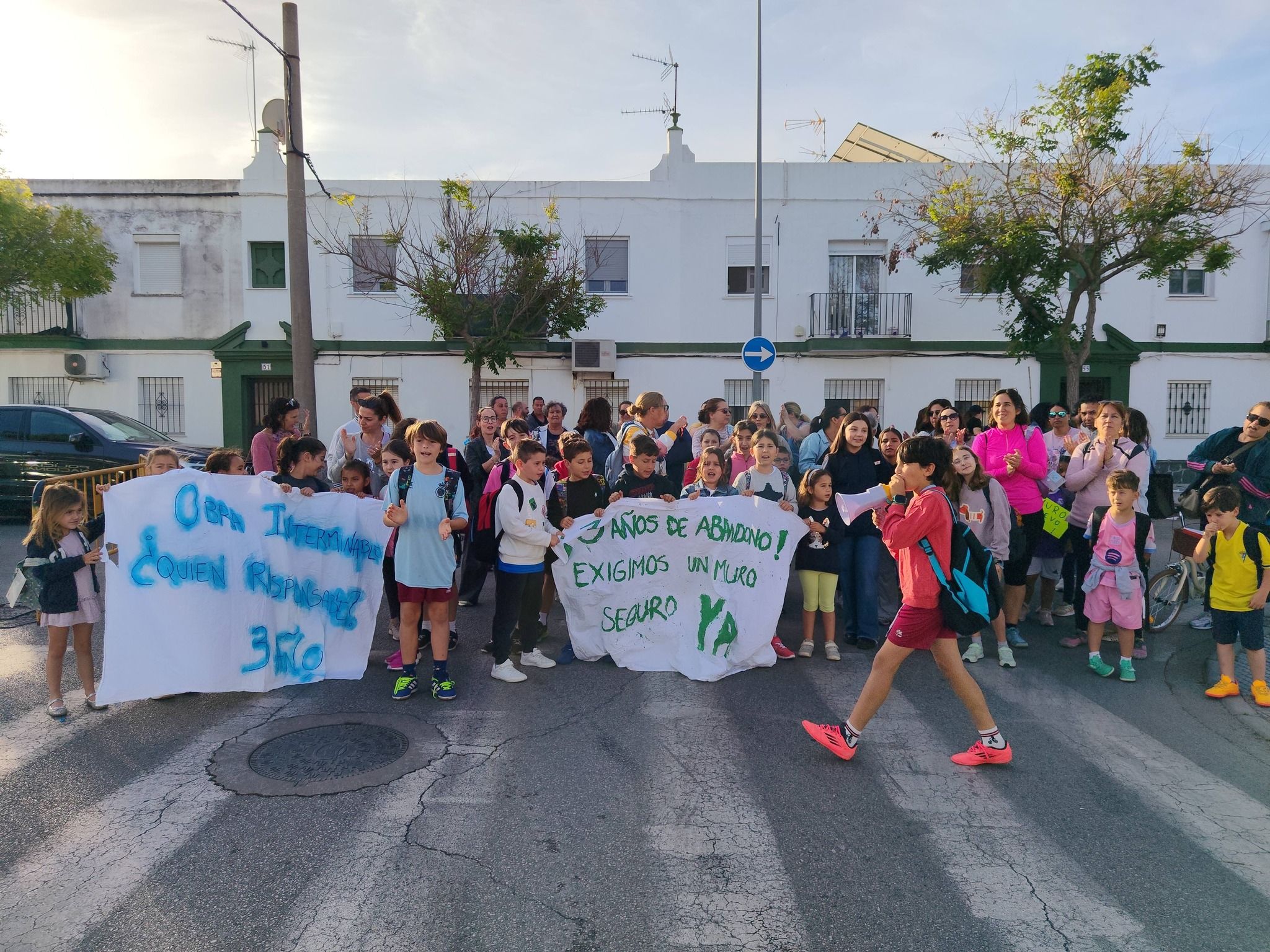 Concentración de las familias del CEIP Sagrado Corazón de Jesús de El Puerto por las consecuencias de las obras del tanque de tormentas.