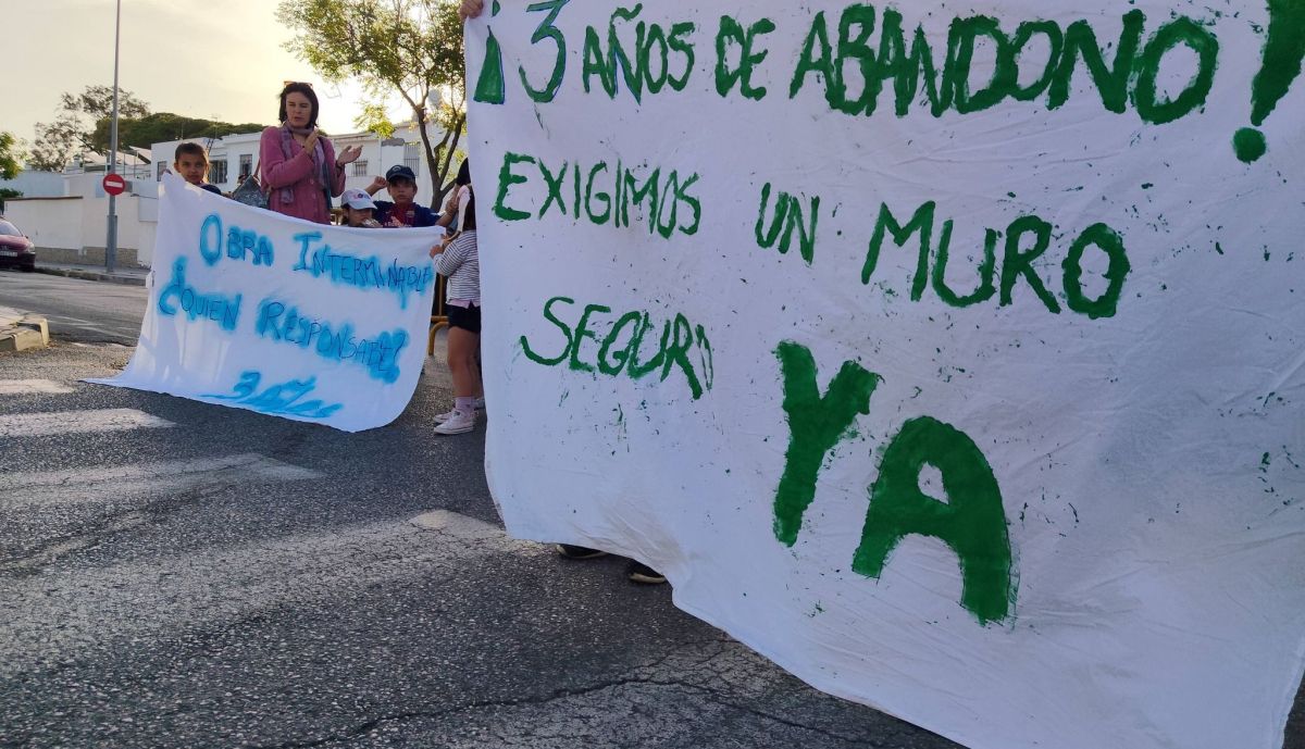 Concentración de las familias del colegio este lunes.
