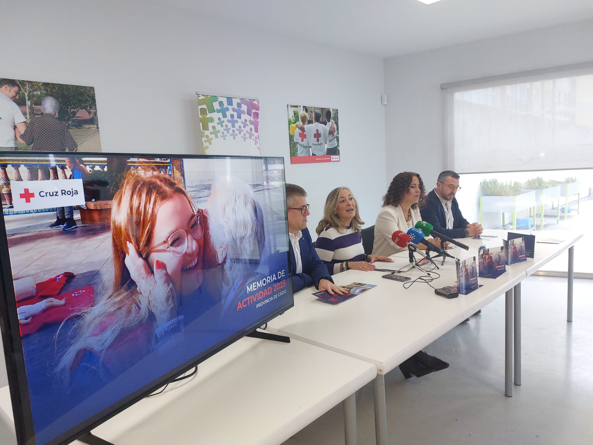 Los responsables de Cruz Roja en la provincia en la presentación de la memoria 2025.