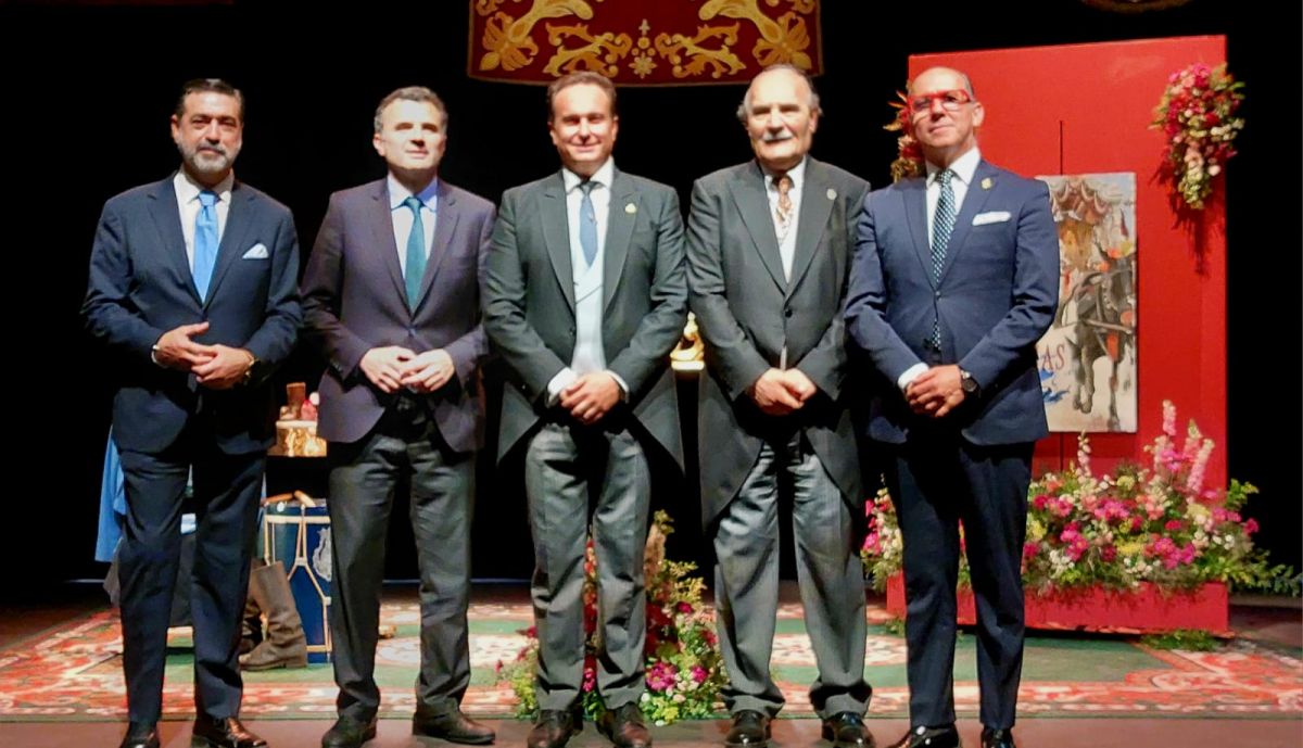 El pregonero, el alcalde y el presidente del Consejo posando en el escenario del teatro. 