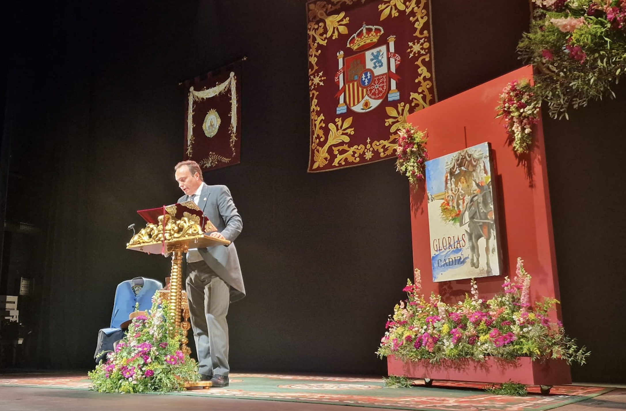 El pregonero en un momento de la exaltación mariana.