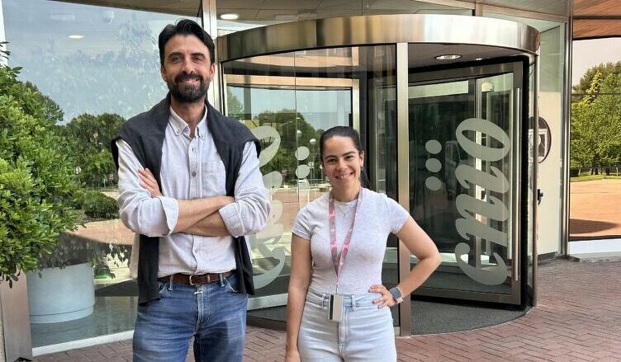 Iván Plaza y Julia Contreras, coautora del trabajo, en las instalaciones del CNIO en Madrid.