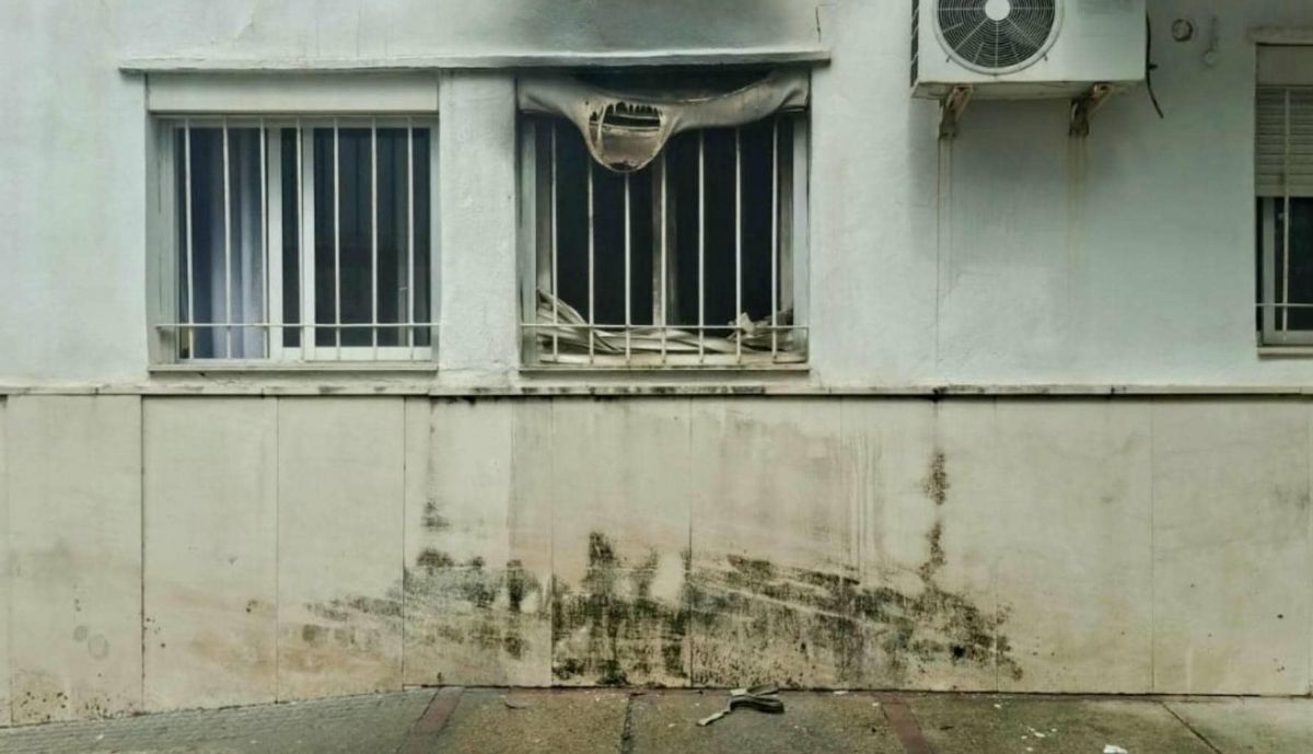 Fachada de la vivienda afectada por el fuego.