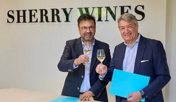 Alfredo Carrasco y César Saldaña brindan tras la firma del convenio.