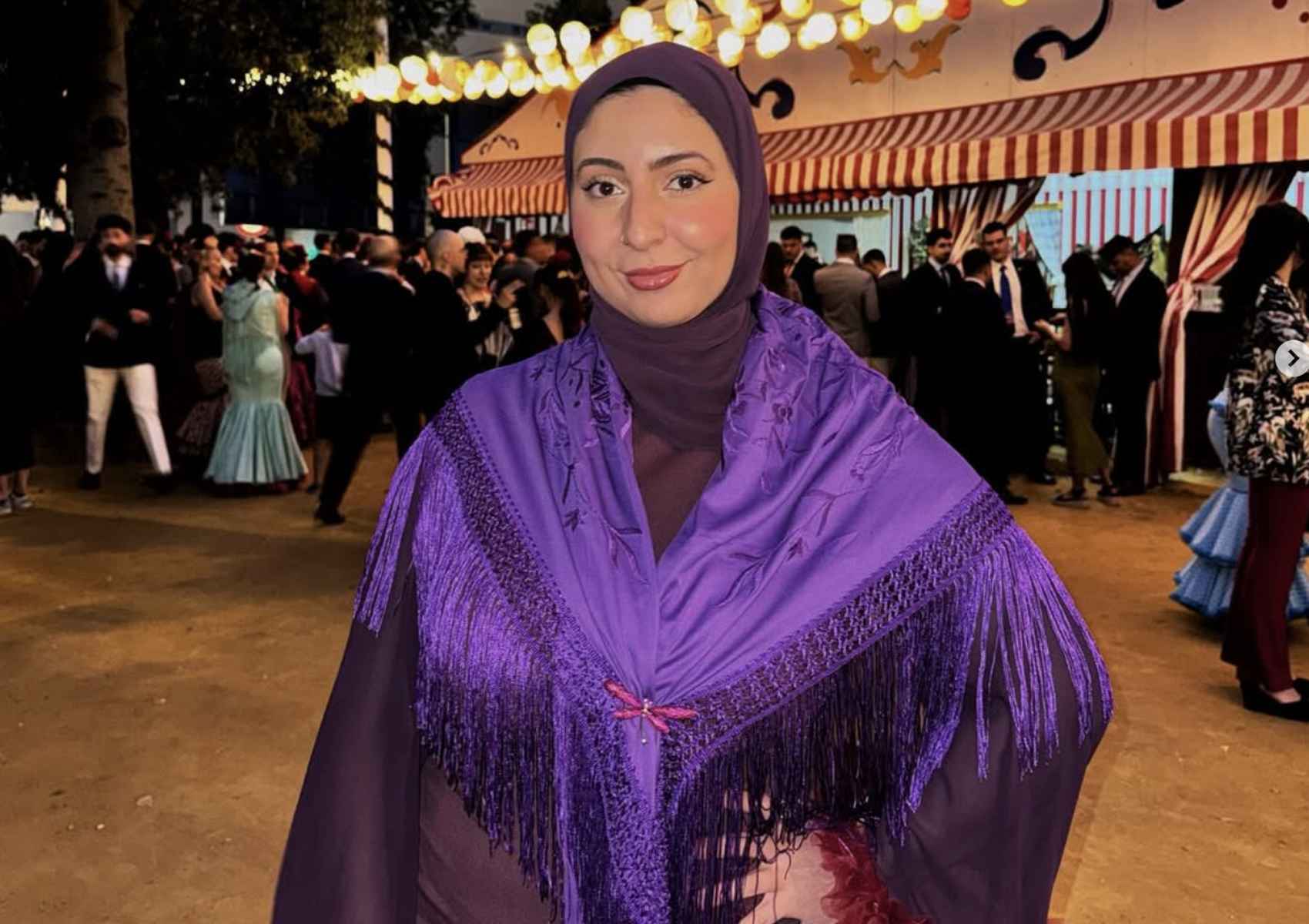 Amina, vestida de flamenca y con hiyab.