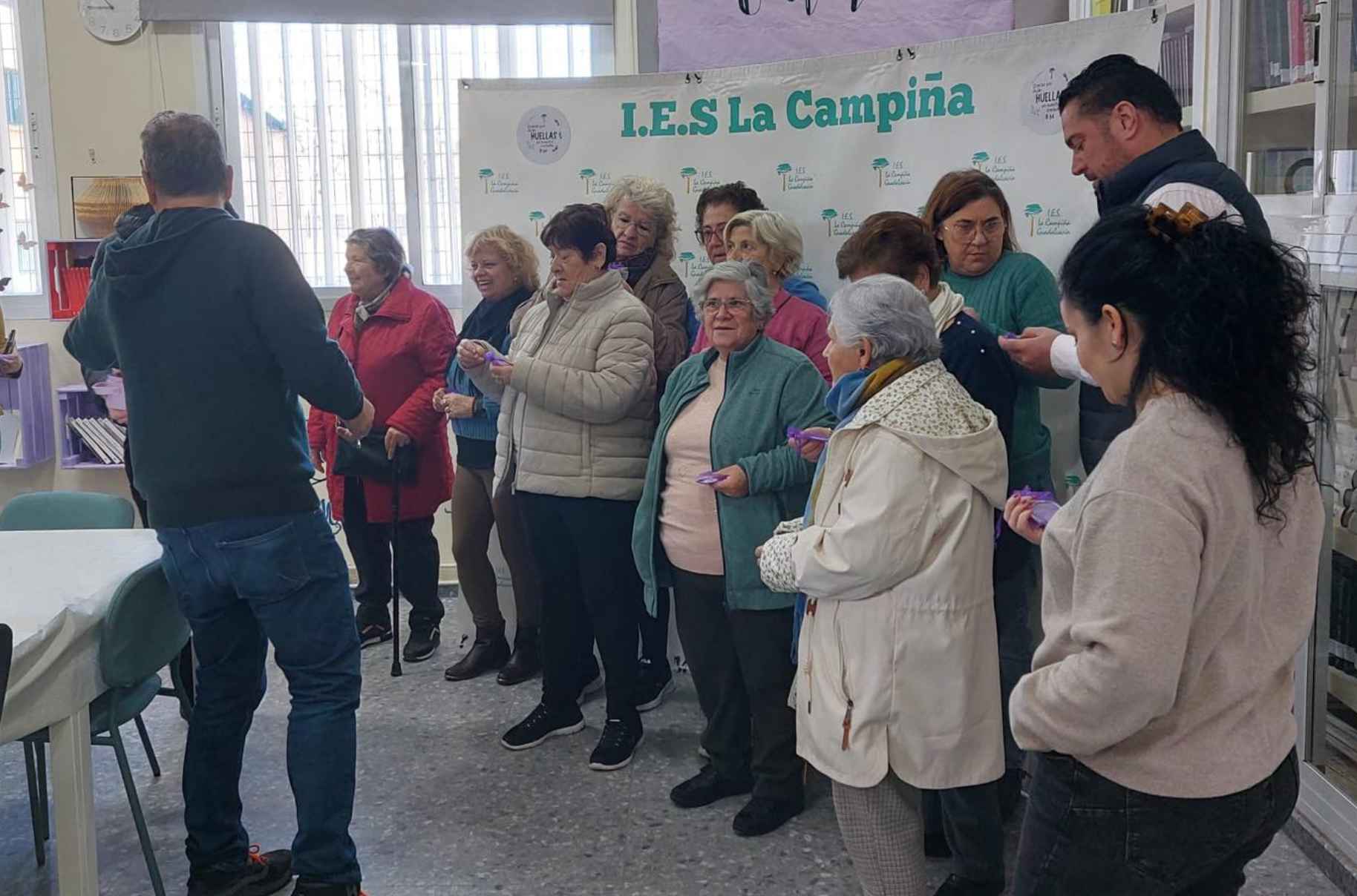 Mayores de Guadalcacín, colaborando en el proyecto 'Huellas' del IES La Campiña.