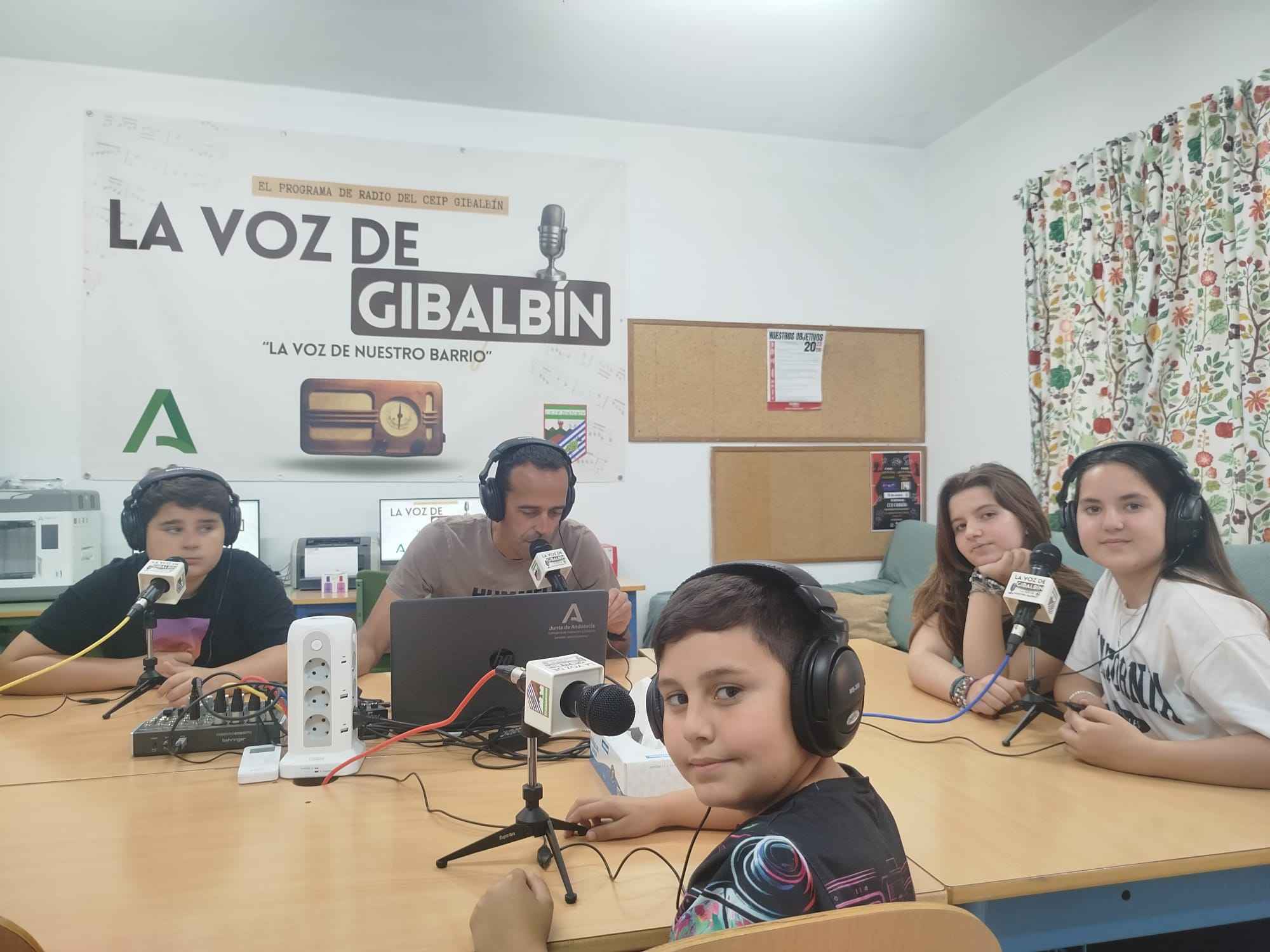 Los cuatro jóvenes locutores de 'La voz de Gibalbín', junto a Manuel Ponce, el director del colegio.