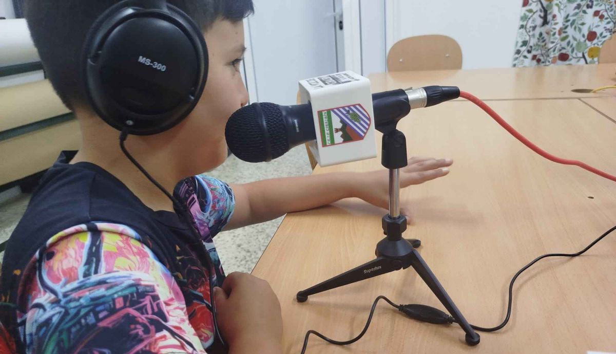 Carlos disfruta haciendo radio.