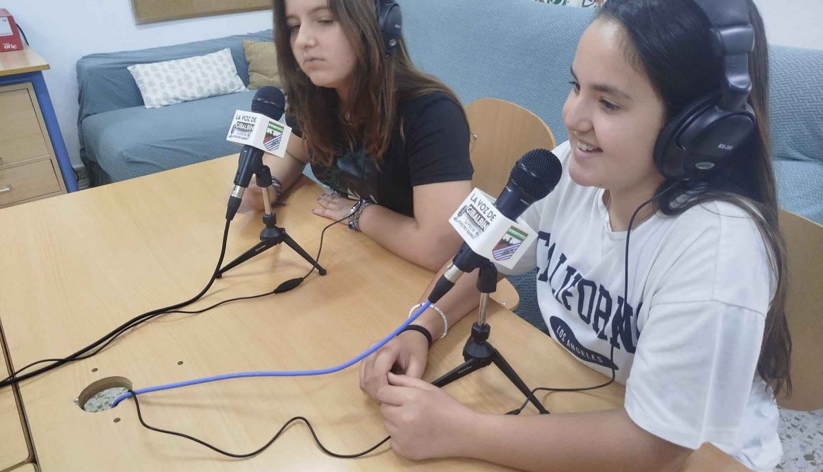 Triana y Nuria, dos de las voces de la radio del CEIP Gibalbín