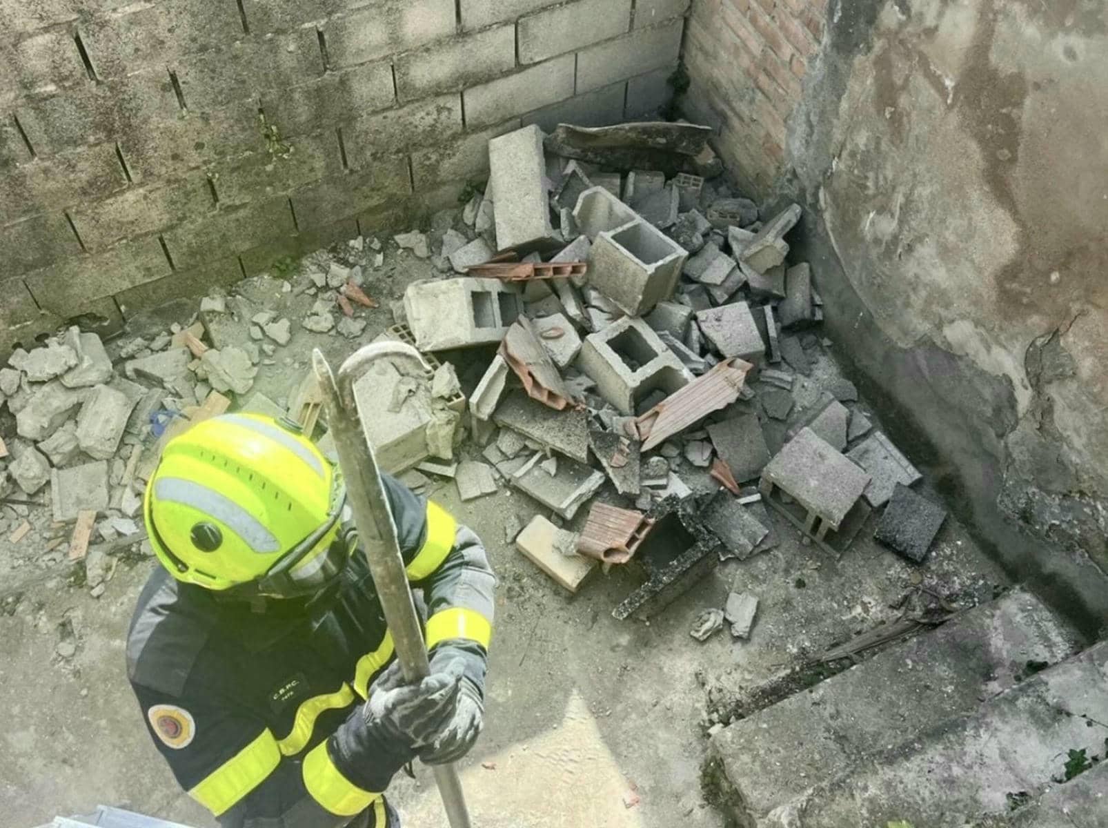 Dos personas heridas tras caer parte del techo de una vivienda en Jerez.