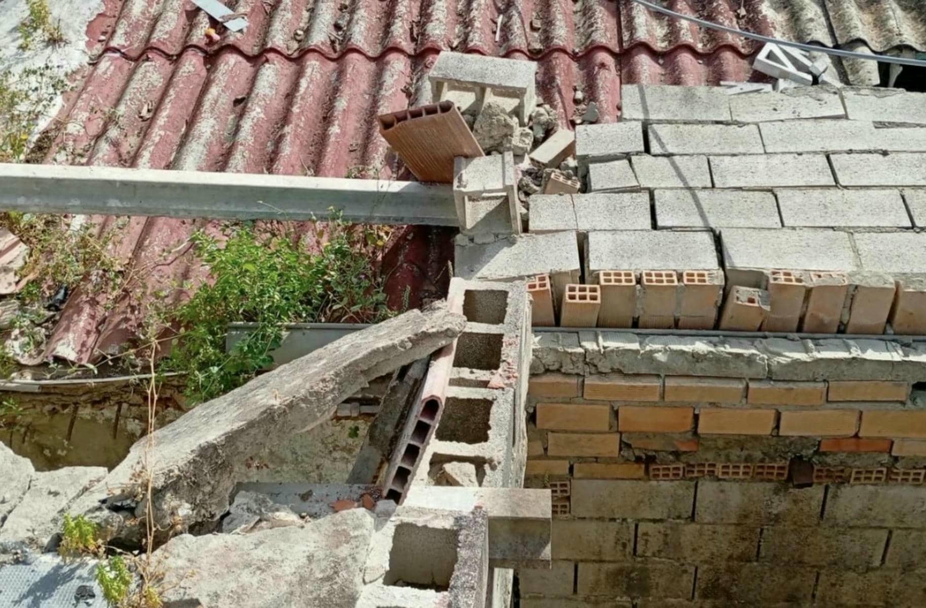 Estado del techo de la vivienda afectada en la calle Cuesta de San Telmo, en Jerez.