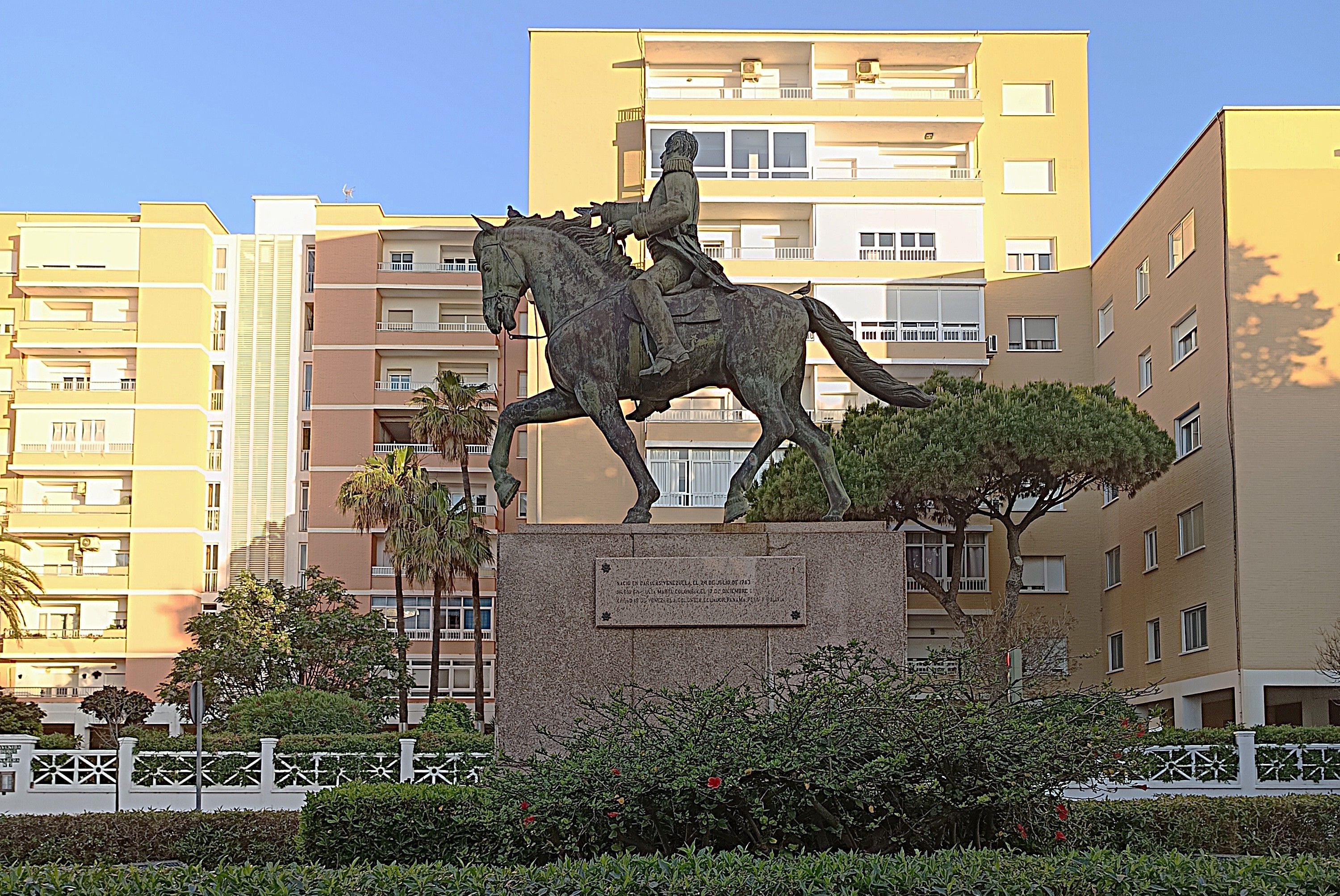 Monumento a Simón Bolívar, vista lateral izquierda.