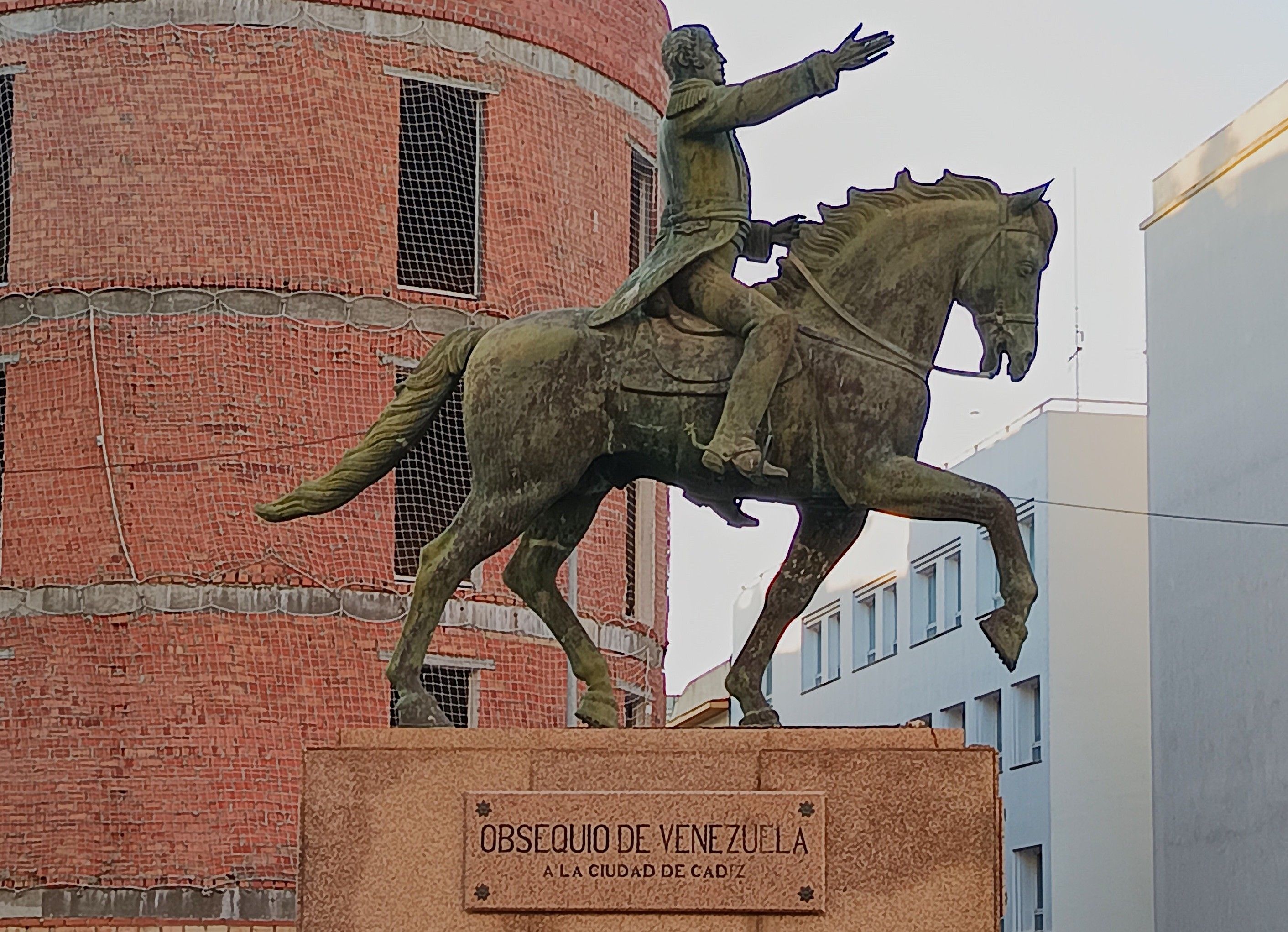 Monumento a Simón Bolívar, vista lateral derecha.