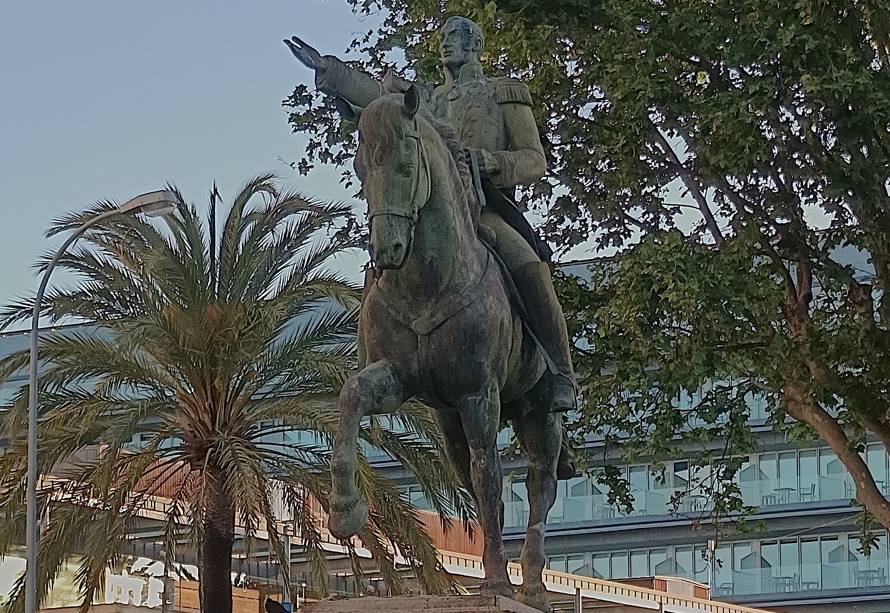 Monumento a Simón Bolívar, vista frontal angular izquierda.