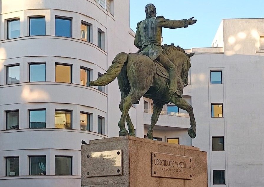 Monumento a Simón Bolívar, vista posterior angular izquierda.