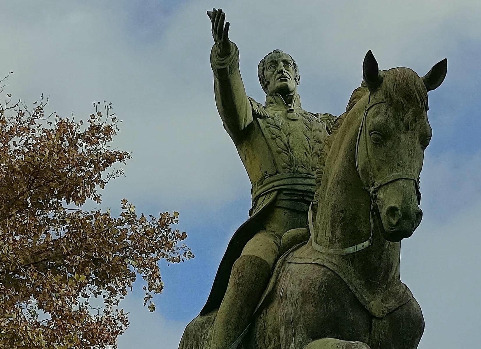 Monumento a Simón Bolívar, vista frontal angular derecha.