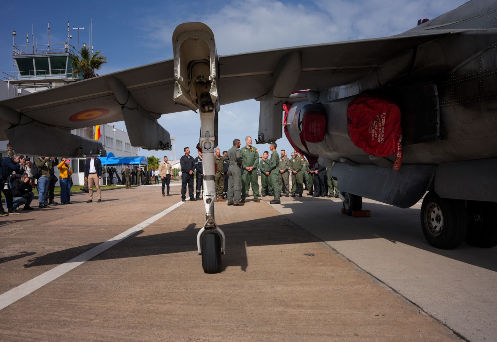 Visita del rey Felipe VI a la flotilla de aeronaves de la Base de Rota