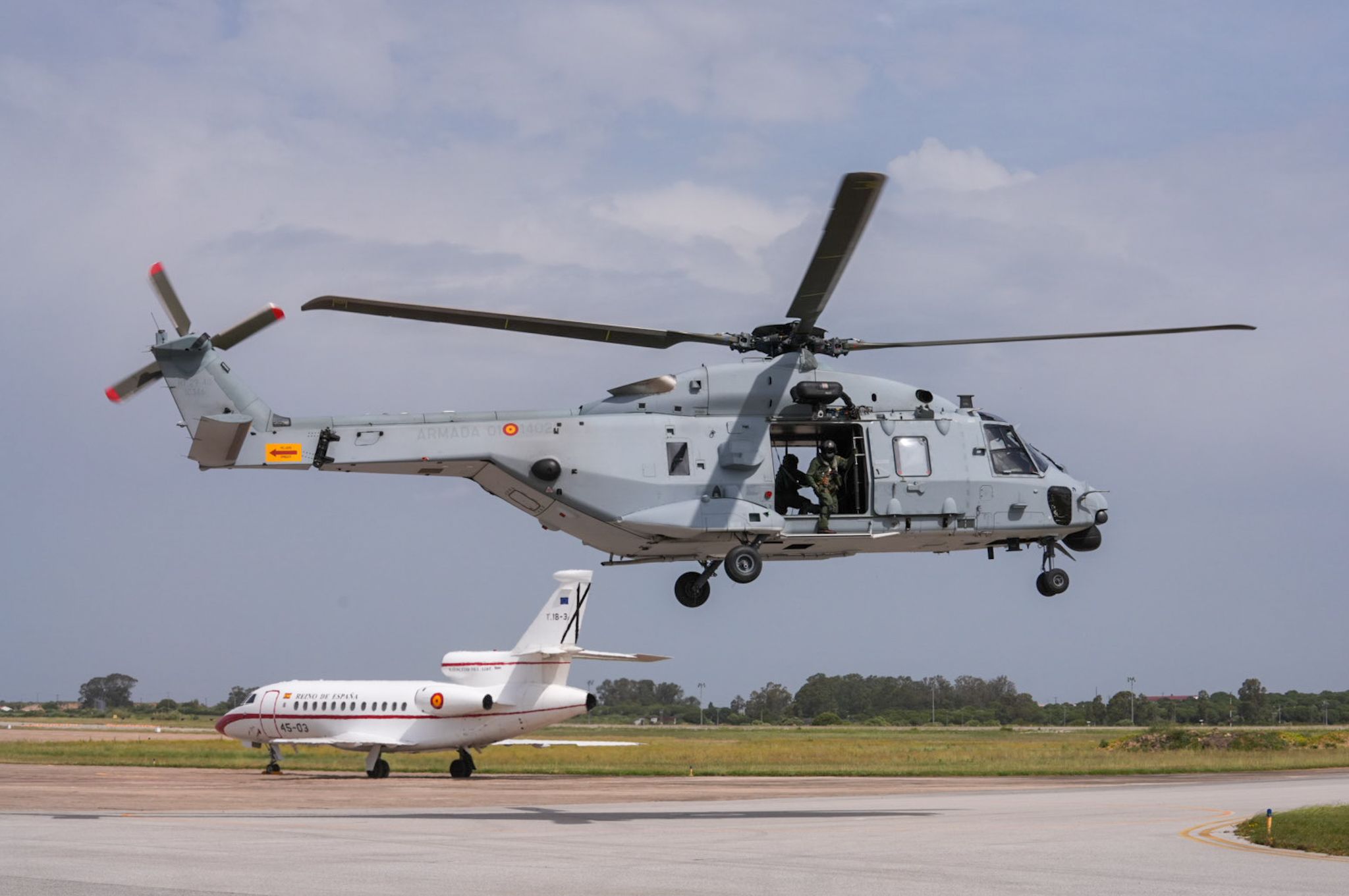 Visita del rey Felipe VI a la flotilla de aeronaves de la Base de Rota