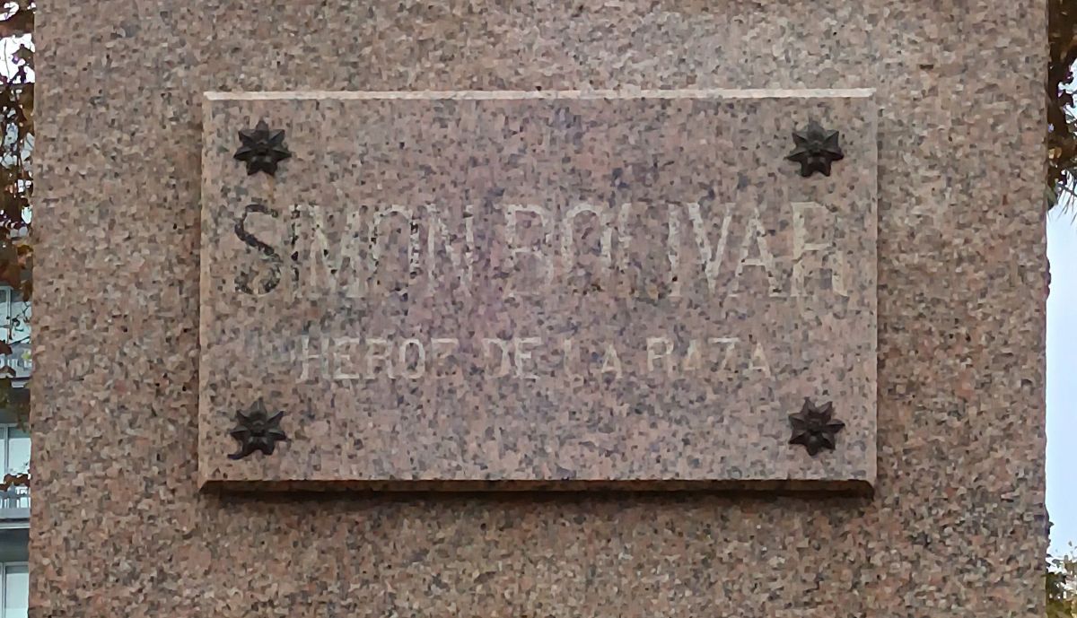 Monumento a Simón Bolívar, placa conmemorativa en el frontal del pedestal.