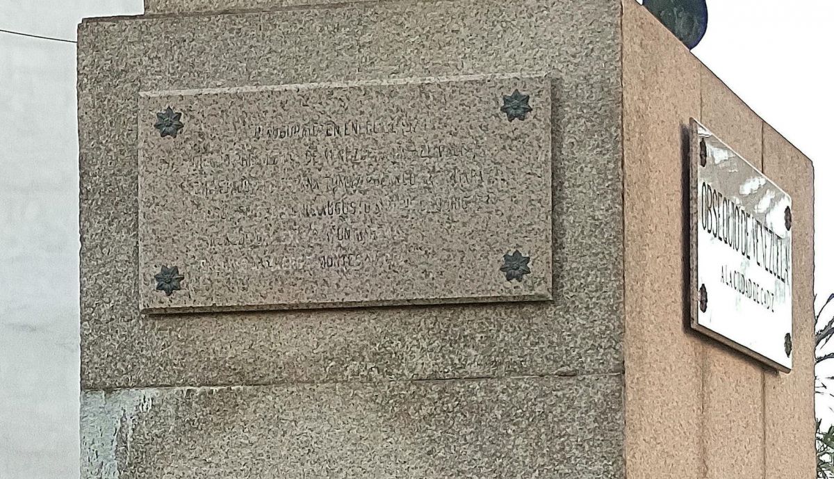 Monumento a Simón Bolívar, pedestal y placa ilegible en su parte posterior.