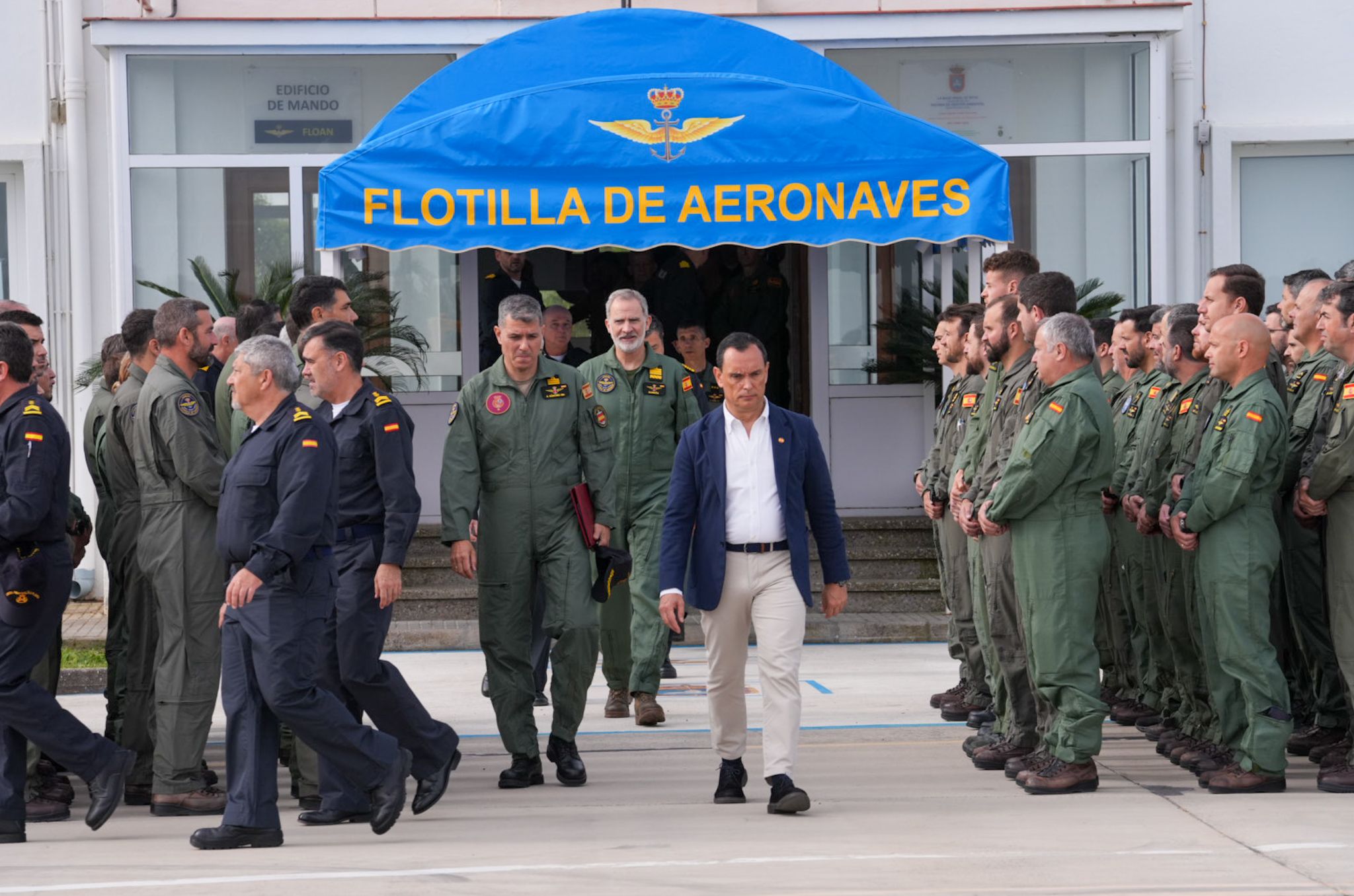Visita del rey Felipe VI a la flotilla de aeronaves de la Base de Rota