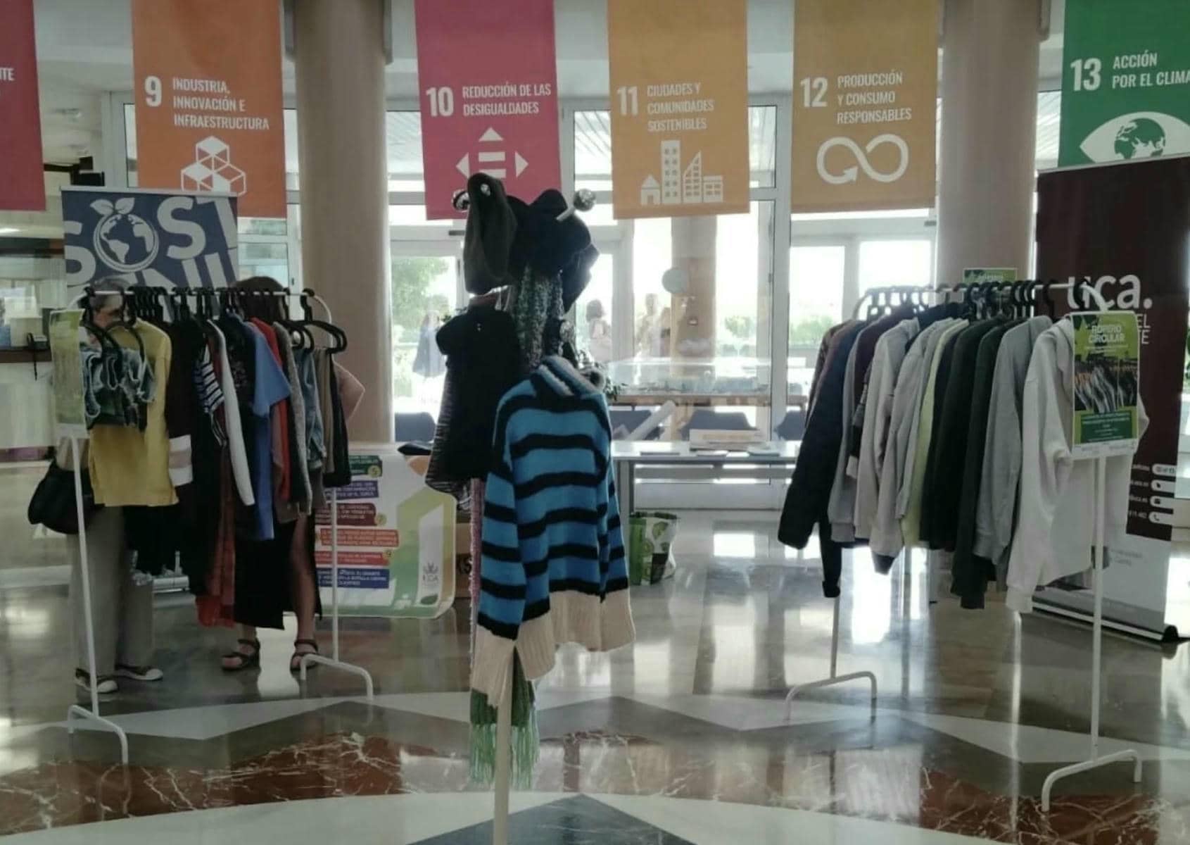 Así es el ropero circular de la Universidad de Cádiz y La Cápsula.