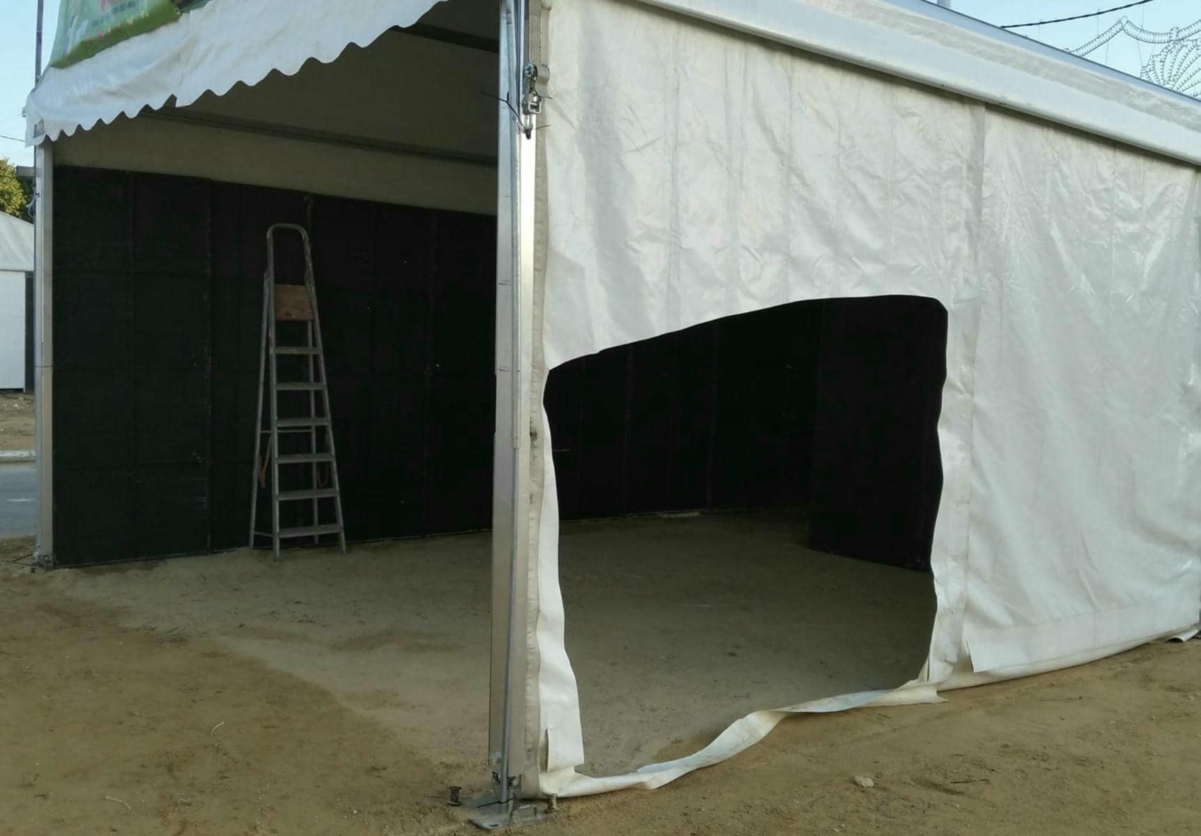 Vandalismo en la caseta número 65 de la Feria de El Puerto a un día del inicio.