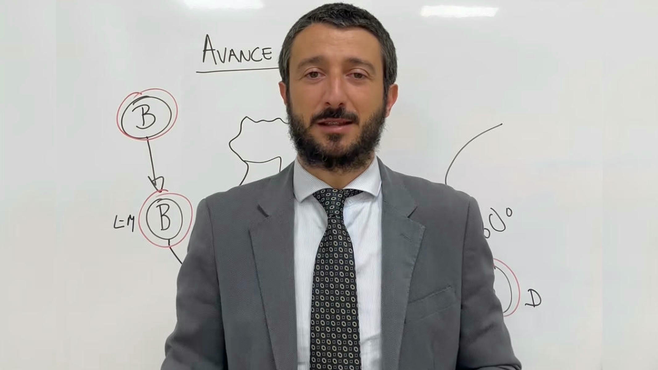 Juan Antonio Carazo, de Andalmet, dando una previsión.