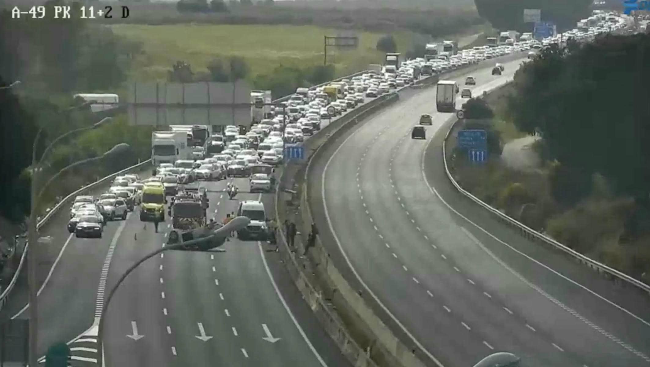 Retenciones en la A 49 en Sevilla este martes 28 de abril.
