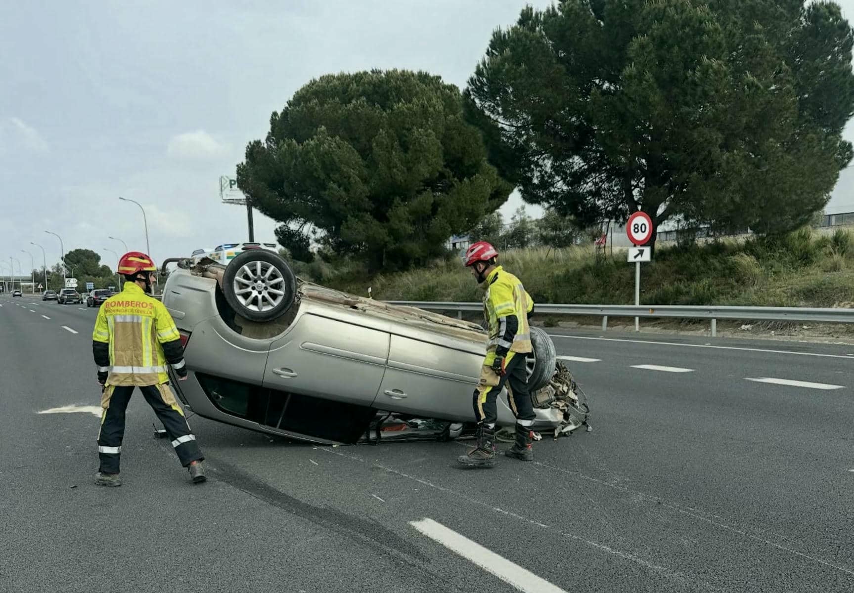 Coche volcado en la A 49 en Sevilla.