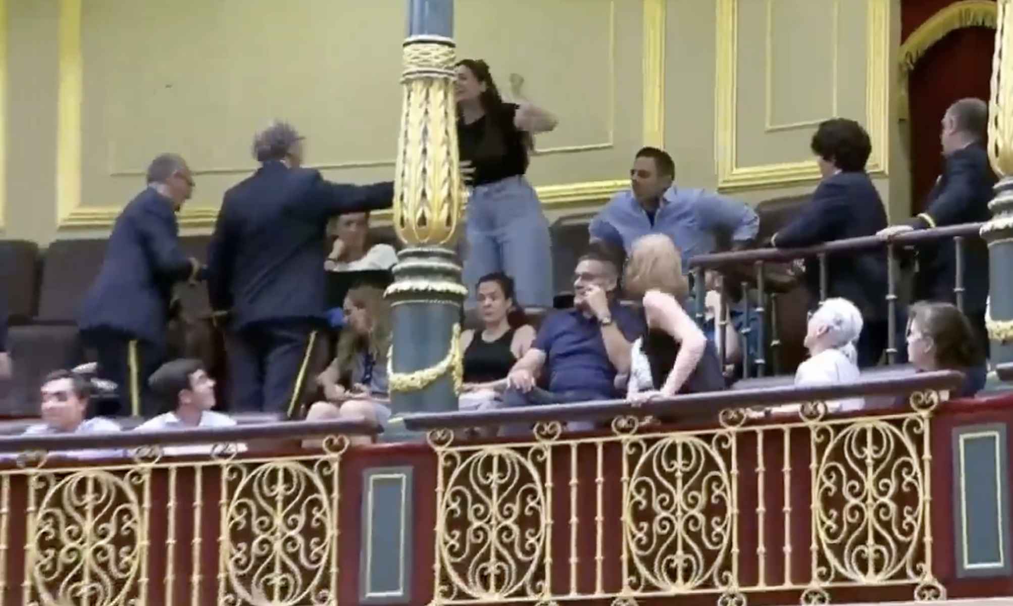 Momento en el que una mujer es expulsada del Congreso.