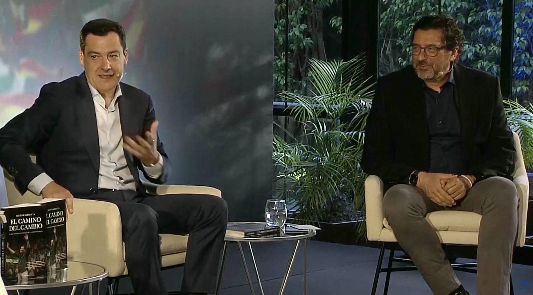 El presidente de la Junta, Juanma Moreno, en la presentación del libro de Héctor Barbotta.