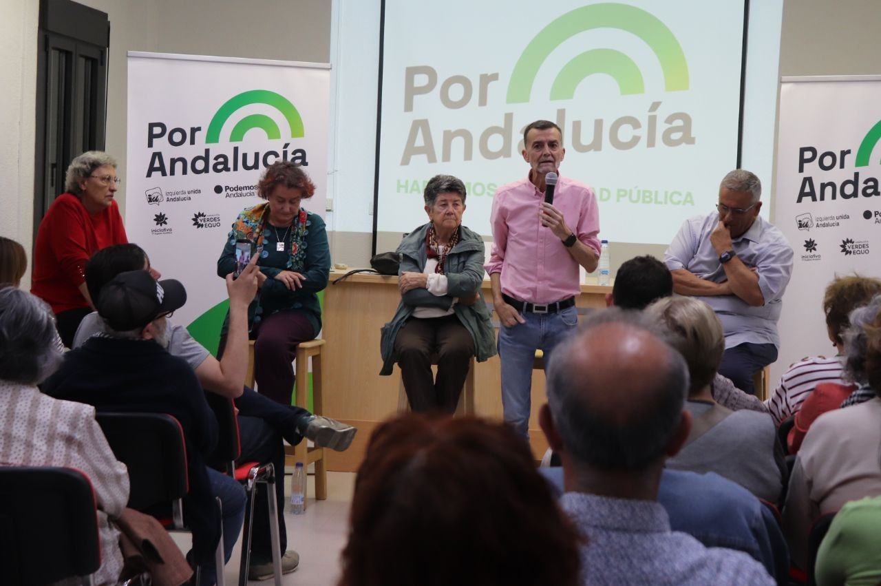 El líder de Por Andalucía, Antonio Maíllo, reunido con colectivos sanitarios en Huelva.