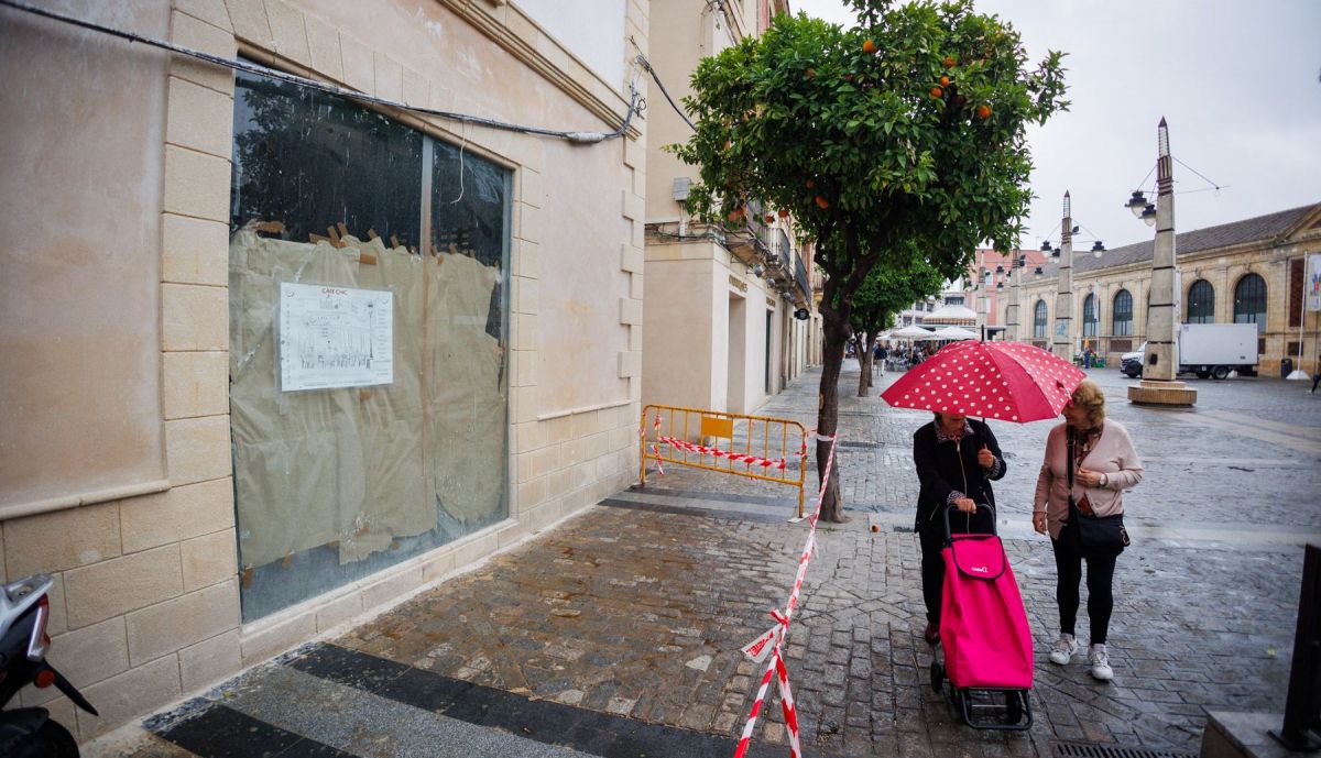 Gente que viene de comprar probablemente en la plaza de abastos o en Carrefour Market pasa por el local de Chic.