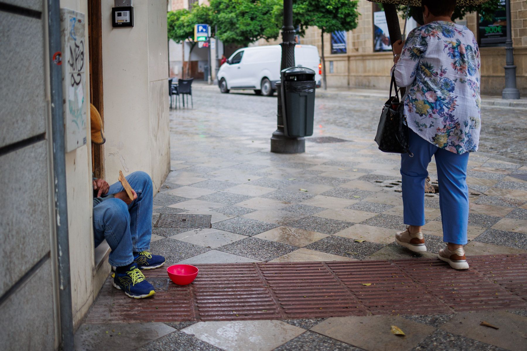 Una persona pide en la calle, en una imagen reciente en Andalucía.