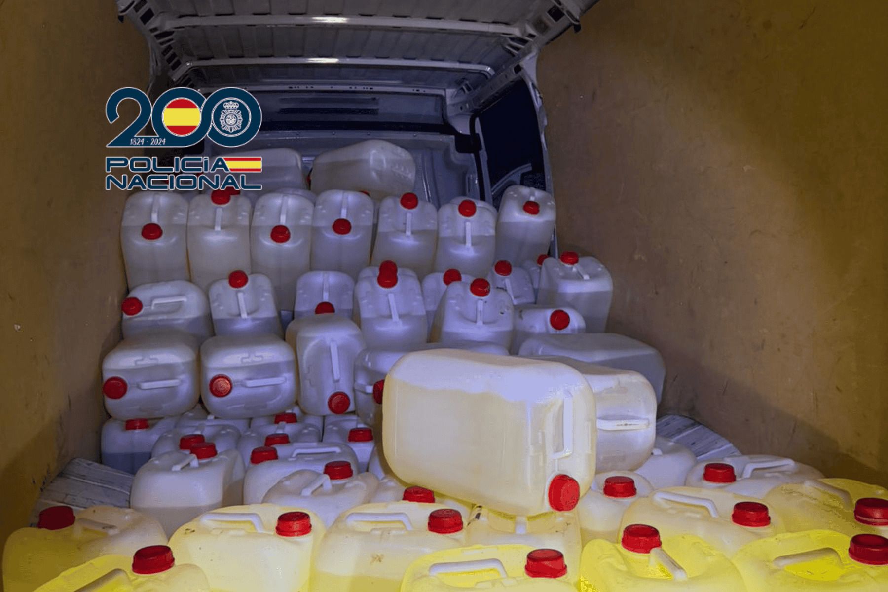 La furgoneta con las petacas de combustible.