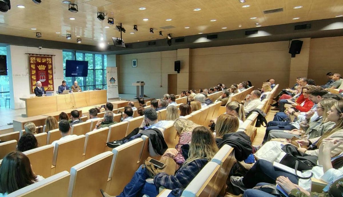 Los profesionales aprenden a usar la IA para agilizar procesos.