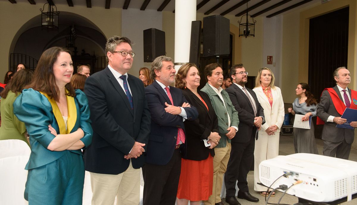 Representantes institucionales en el acto de graduación.