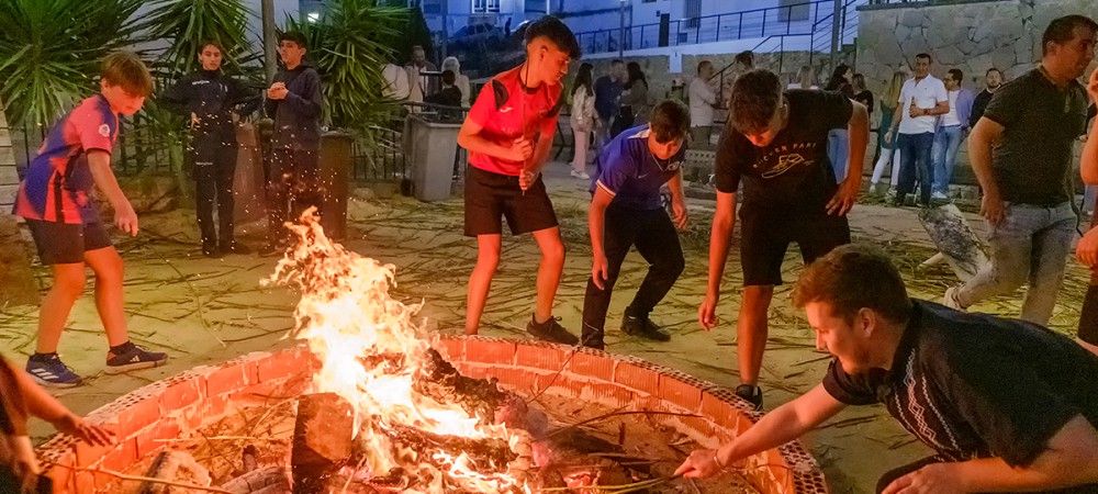 Niños se divierten durante una edición pasada de la Crujía de Gamones en Ubrique.