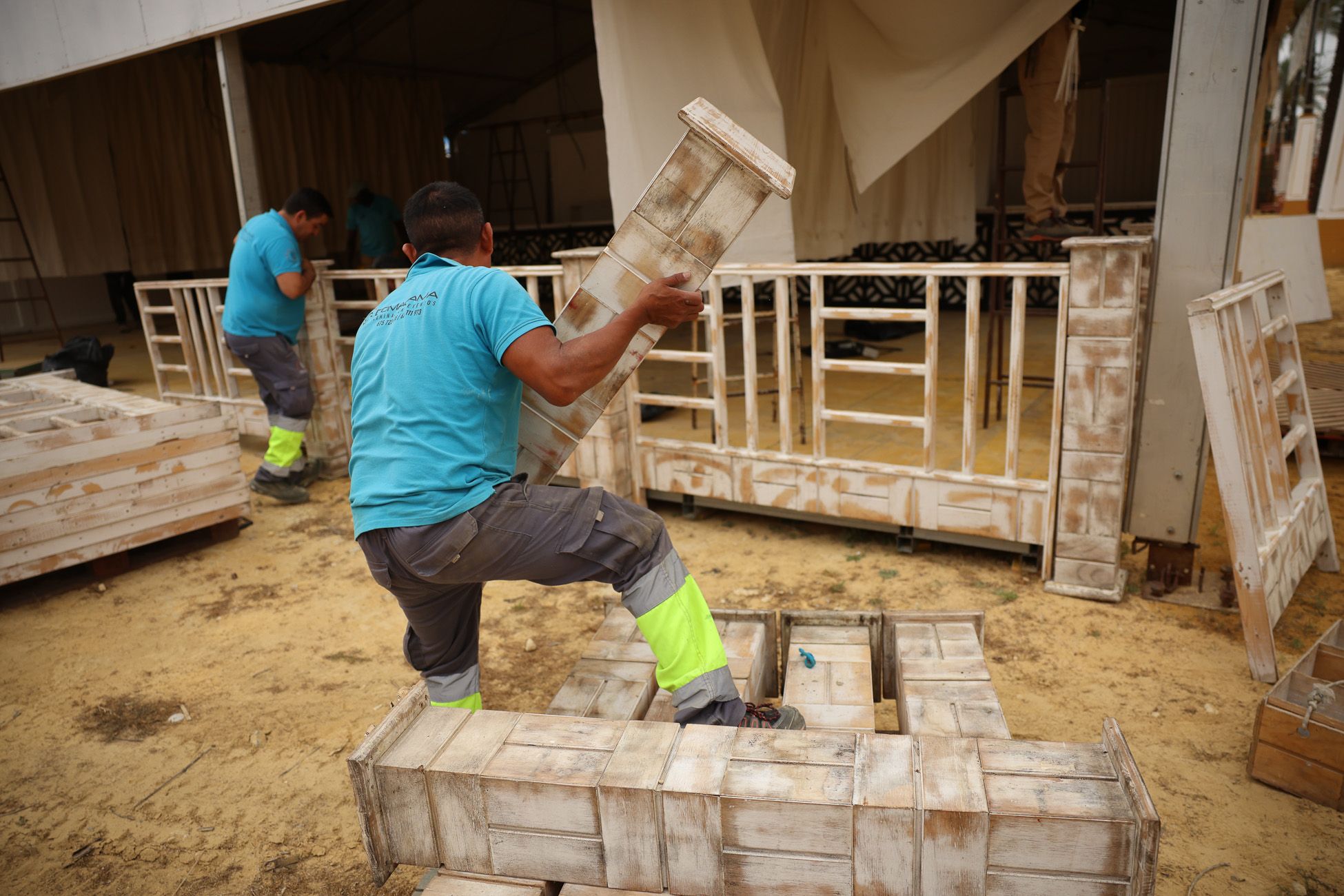Trabajos de montaje de las casetas este miércoles en el parque González Hontoria.