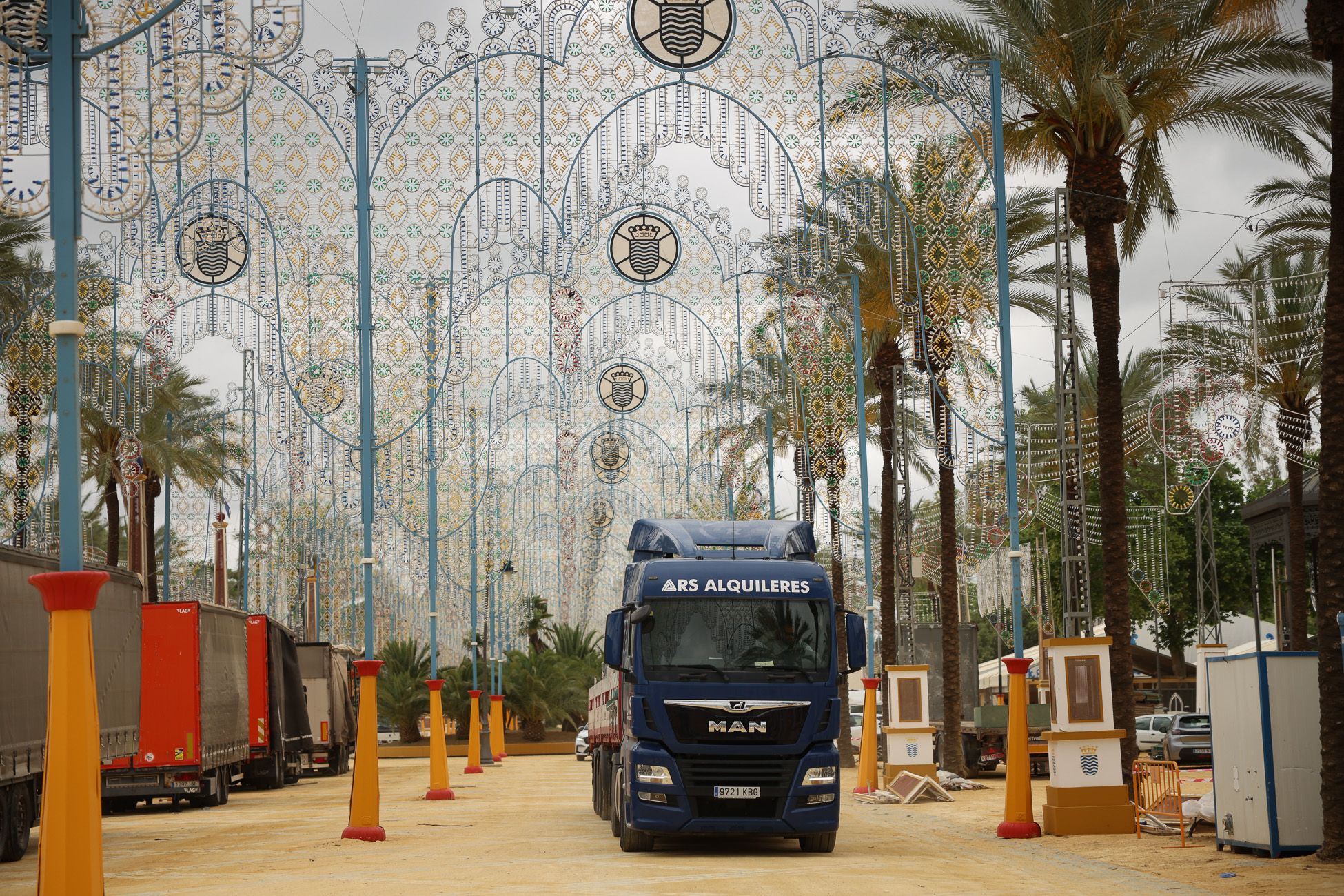 El Parque González Hontoria ultima los detalles del montaje para el alumbrado del sábado de la Feria del Caballo en Jerez.