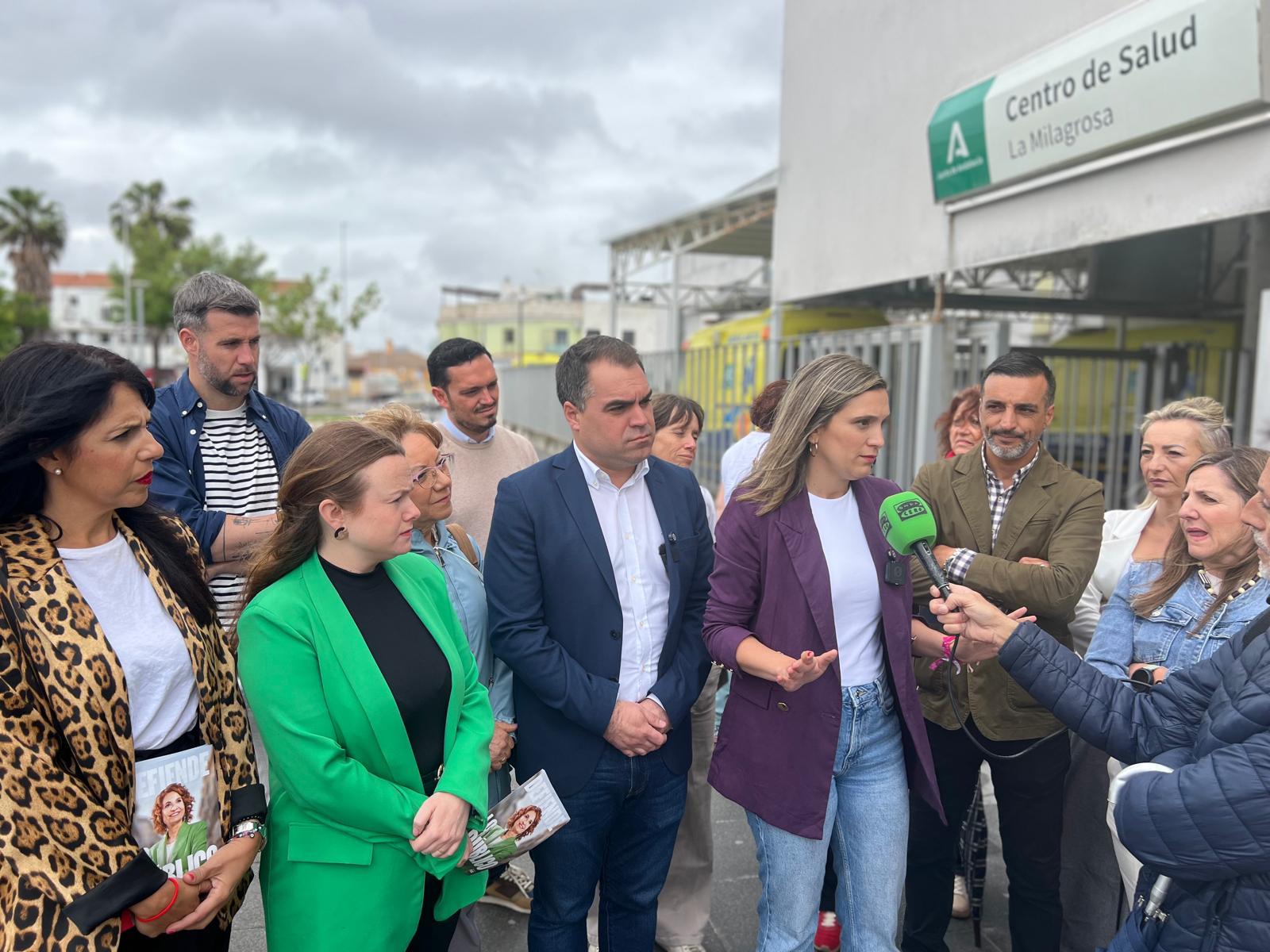 María Márquez, en Jerez, este miércoles, junto a dirigentes del PSOE como Juan Cornejo o José Antonio Díaz.