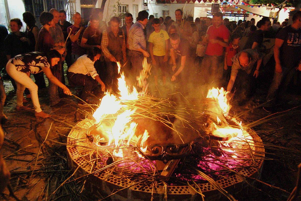 Vecinos de Ubrique, durante una pasada Crujía de Gamones.