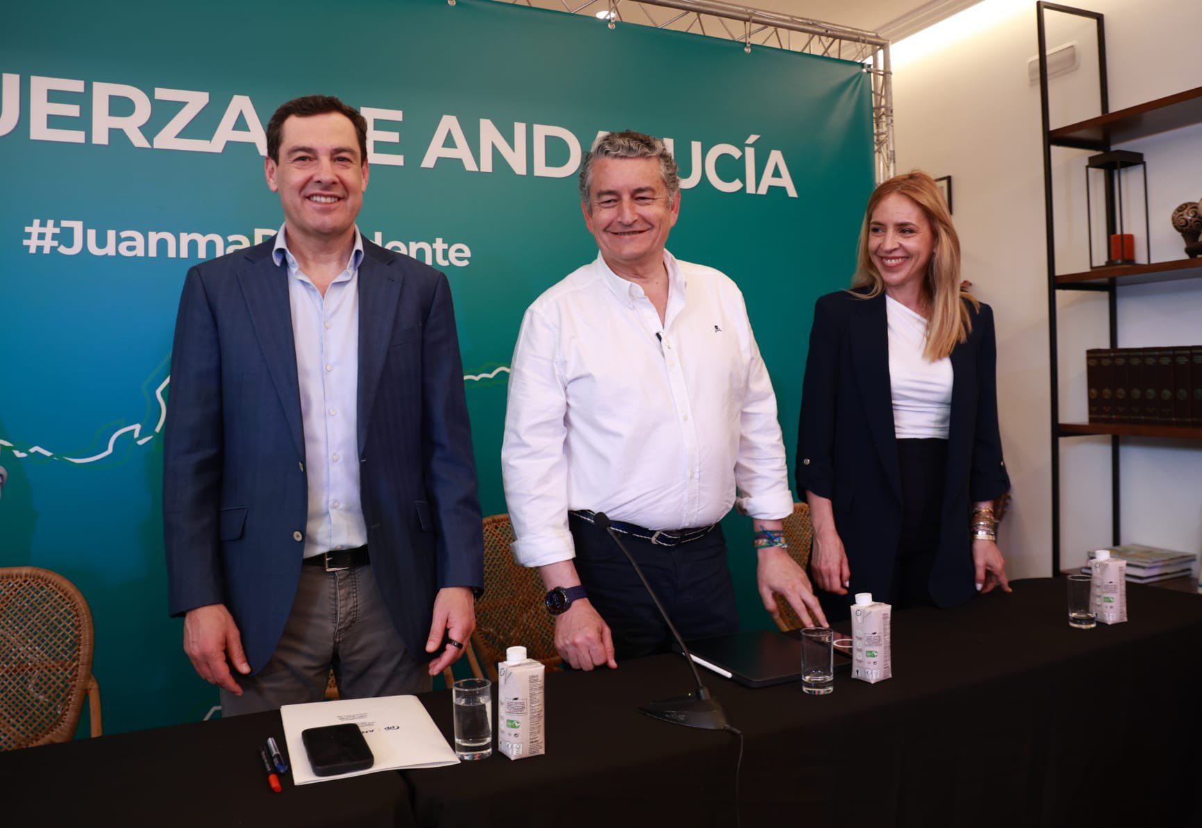 Antonio Sanz, con Juanma Moreno y Almudena Martínez, en un acto del PP en la provincia de Cádiz recientemente.