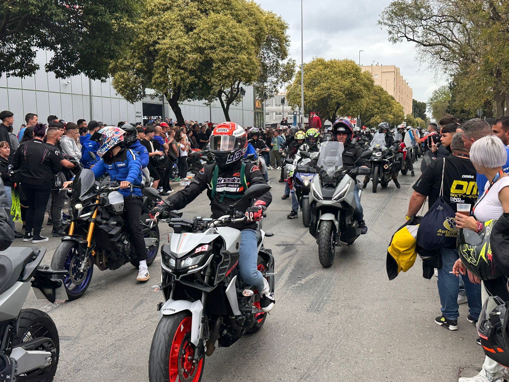 Moteros por la avenida de Europa de Jerez, durante la motorada.