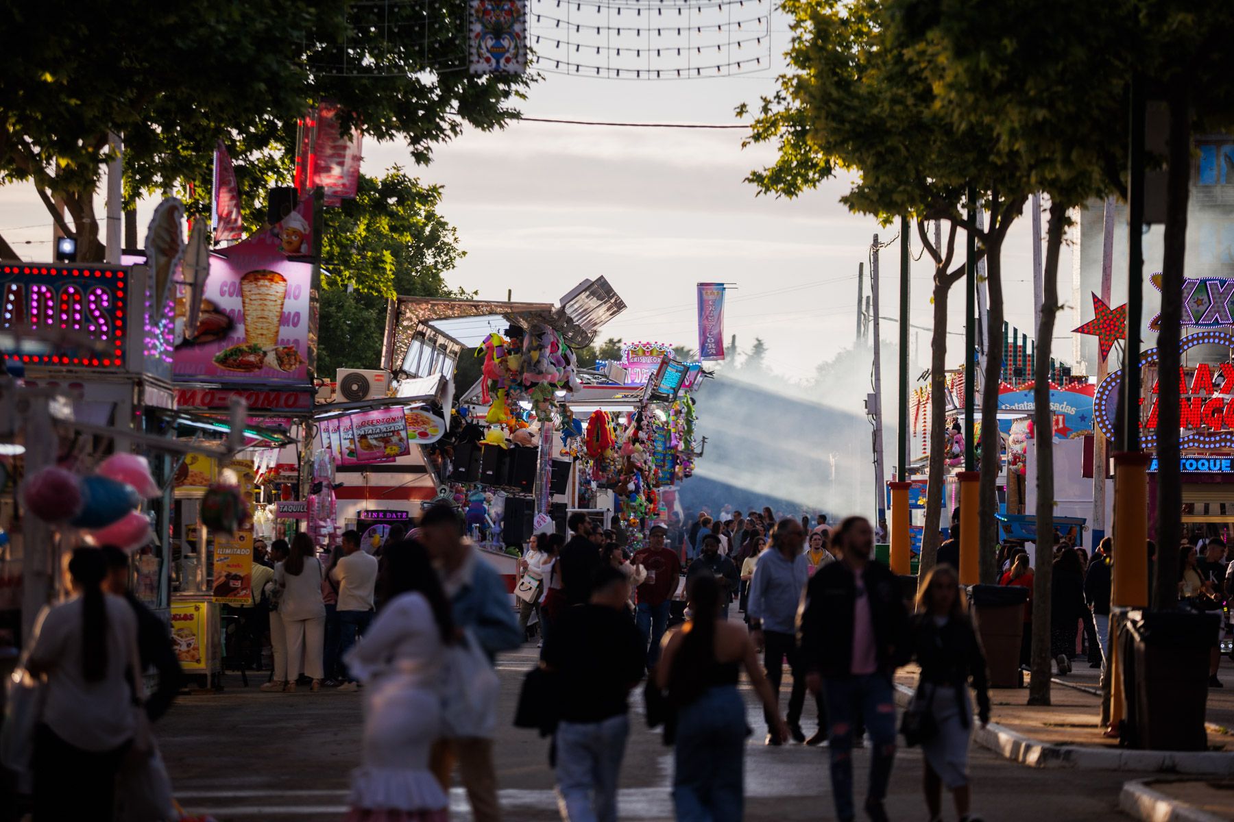 Ambiente en la zona de atracciones de la feria portuense. 