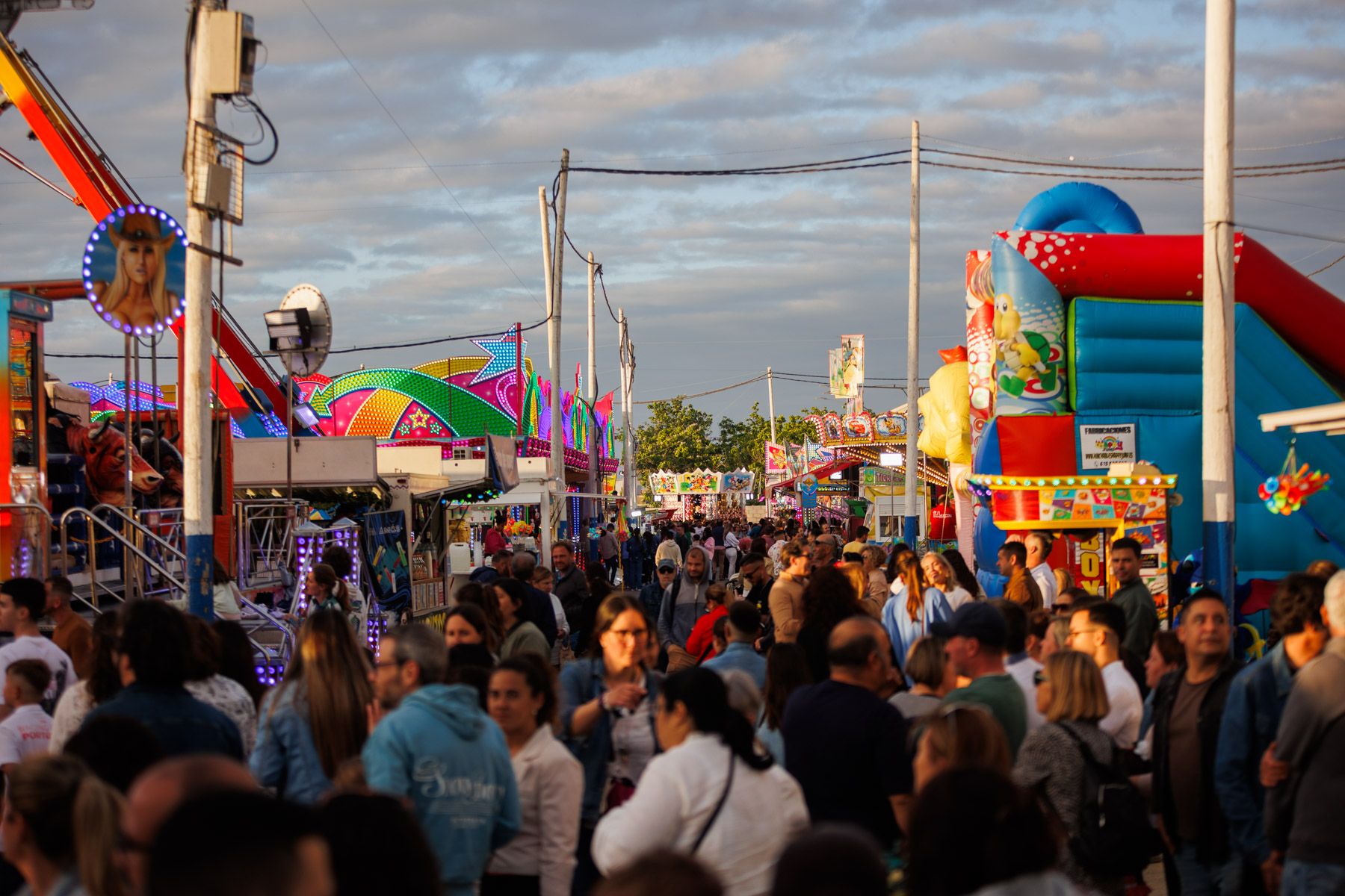 Gran ambiente en la antesala del encendido del alumbrado de la Feria de El Puerto.