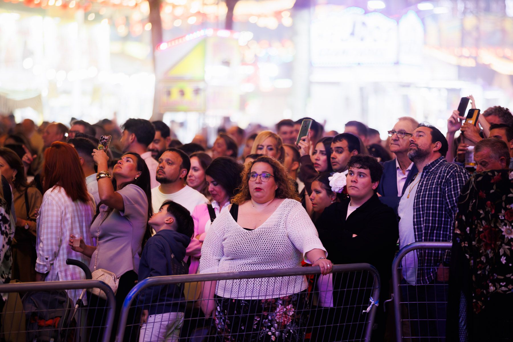Un gran ambiente a la espera del encendido del alumbrado de la Feria de El Puerto. 