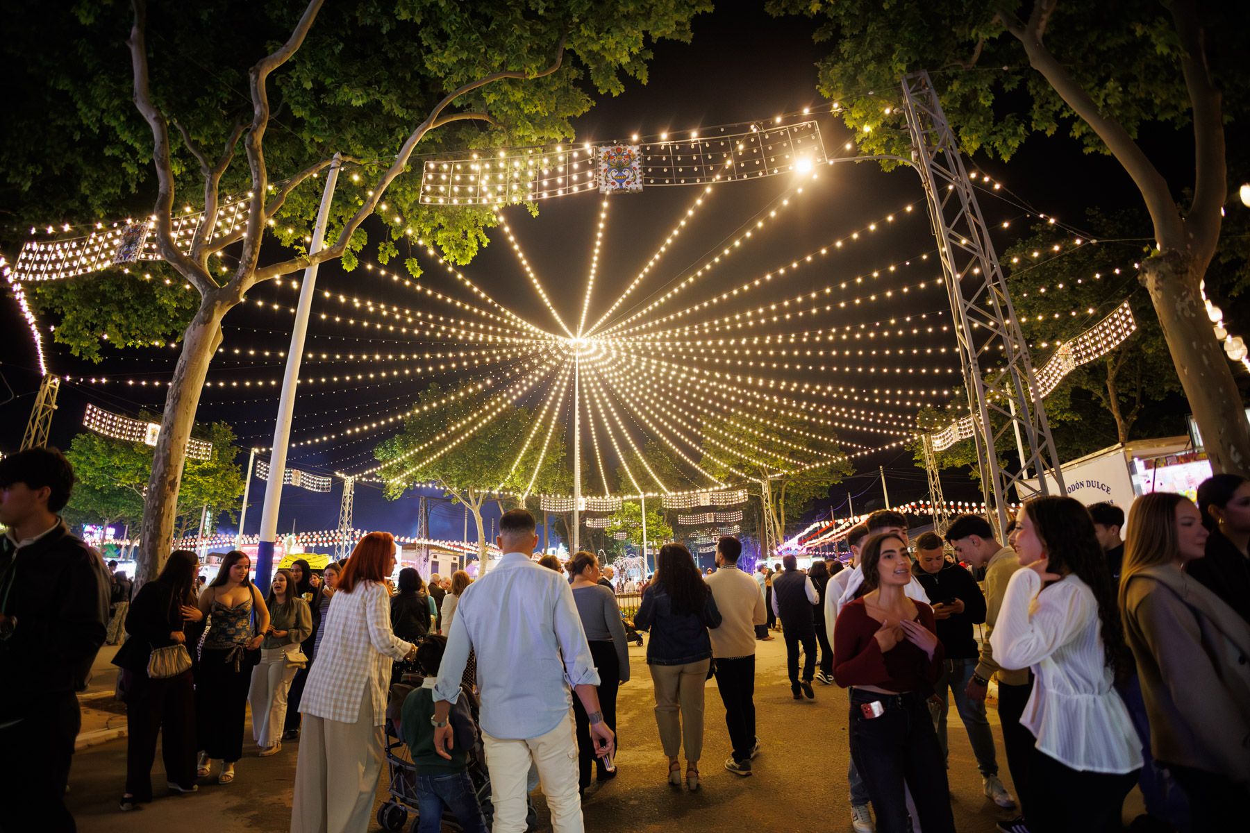 Luces y ambiente en la Feria de El Puerto. 